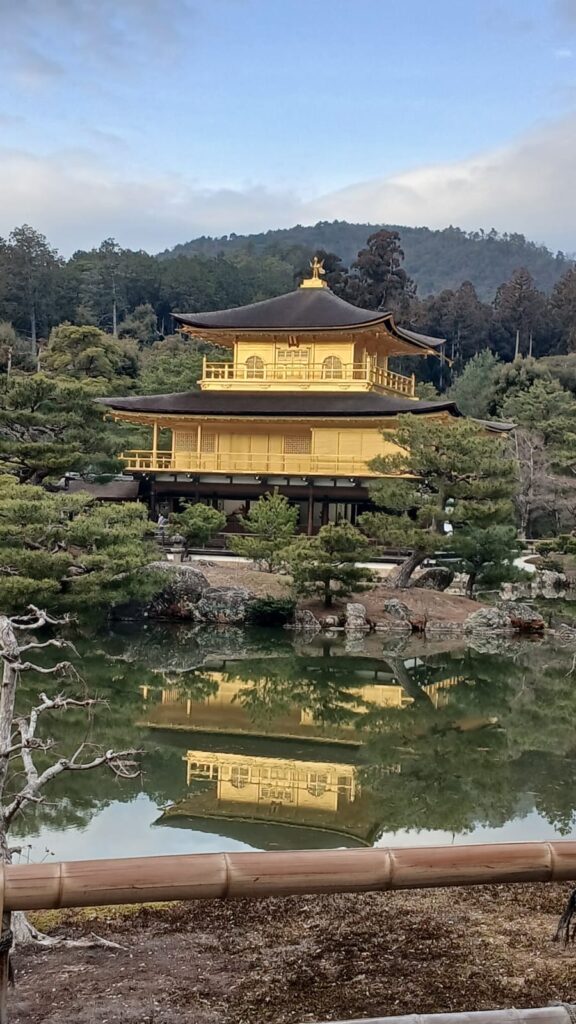 Templo Kinkakuji en Kioto Japón ideal para visitar con niños